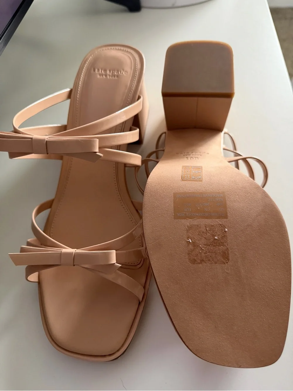 Kate Spade New York Carolina Beige Patent Leather Bow Sandals Size 10B